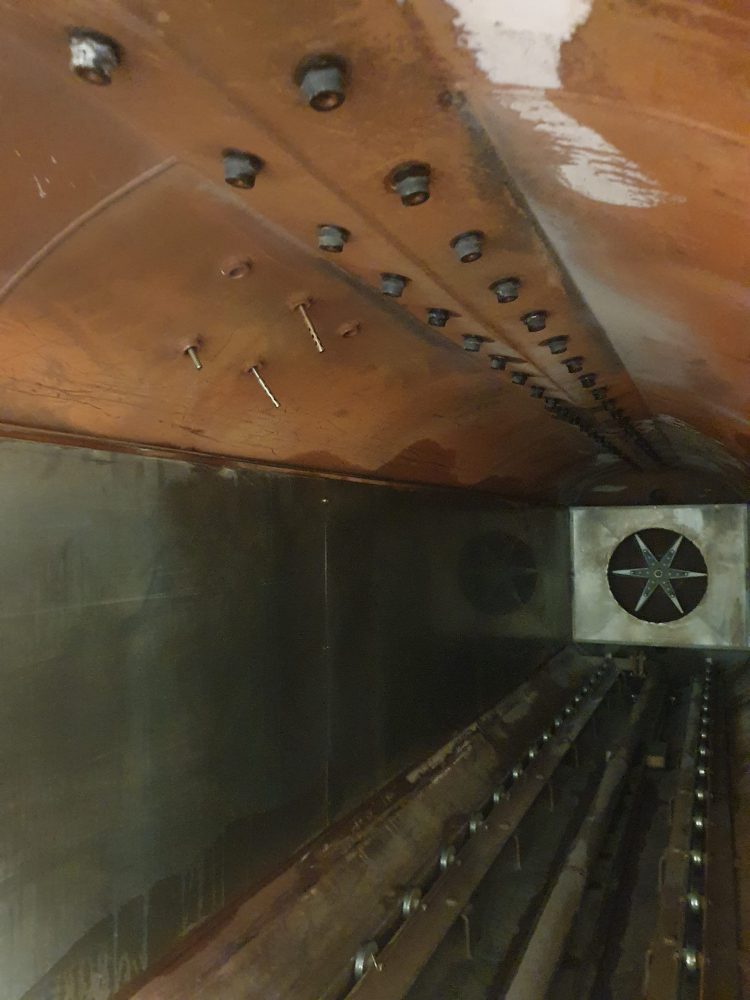 Contact FCA : intérieur d'un autoclave vue de l'intérieur d'un autoclave alimentiare avec ventilatuer, sonde de température, gicleurs d'eau et rail de support des paniers de stérilisation