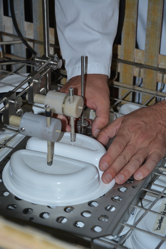 Services stérilisation alimentaire : Zéro déformation sur une barquette plastique à 2 compartiments